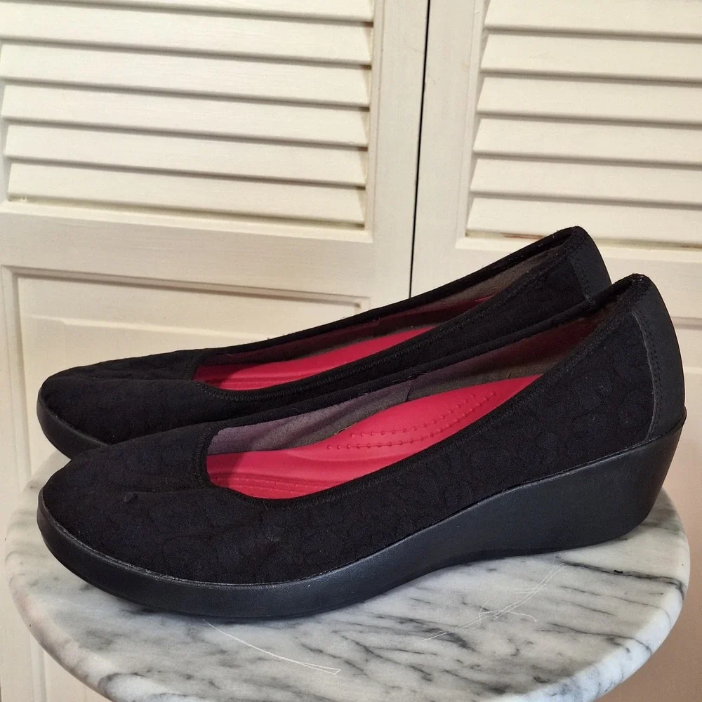 Crocs Lina Wedge Black Embossed Floral Dual Comfort Pumps Shoes Women